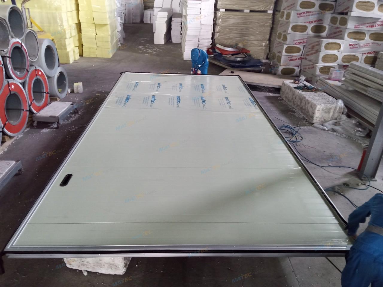 Tìm hiểu cửa panel là gì? Cửa Panel được dùng trong công trình nào?