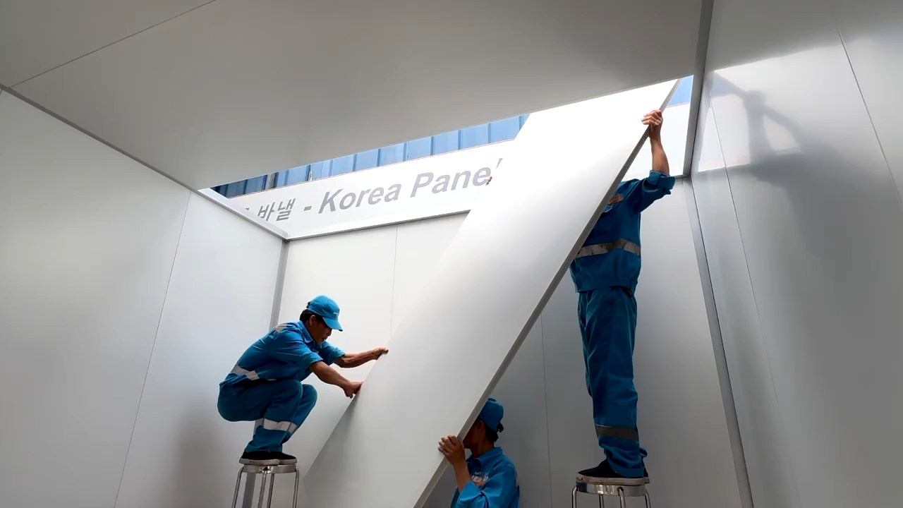 Lắp đặt tấm panel trần cuối cùng