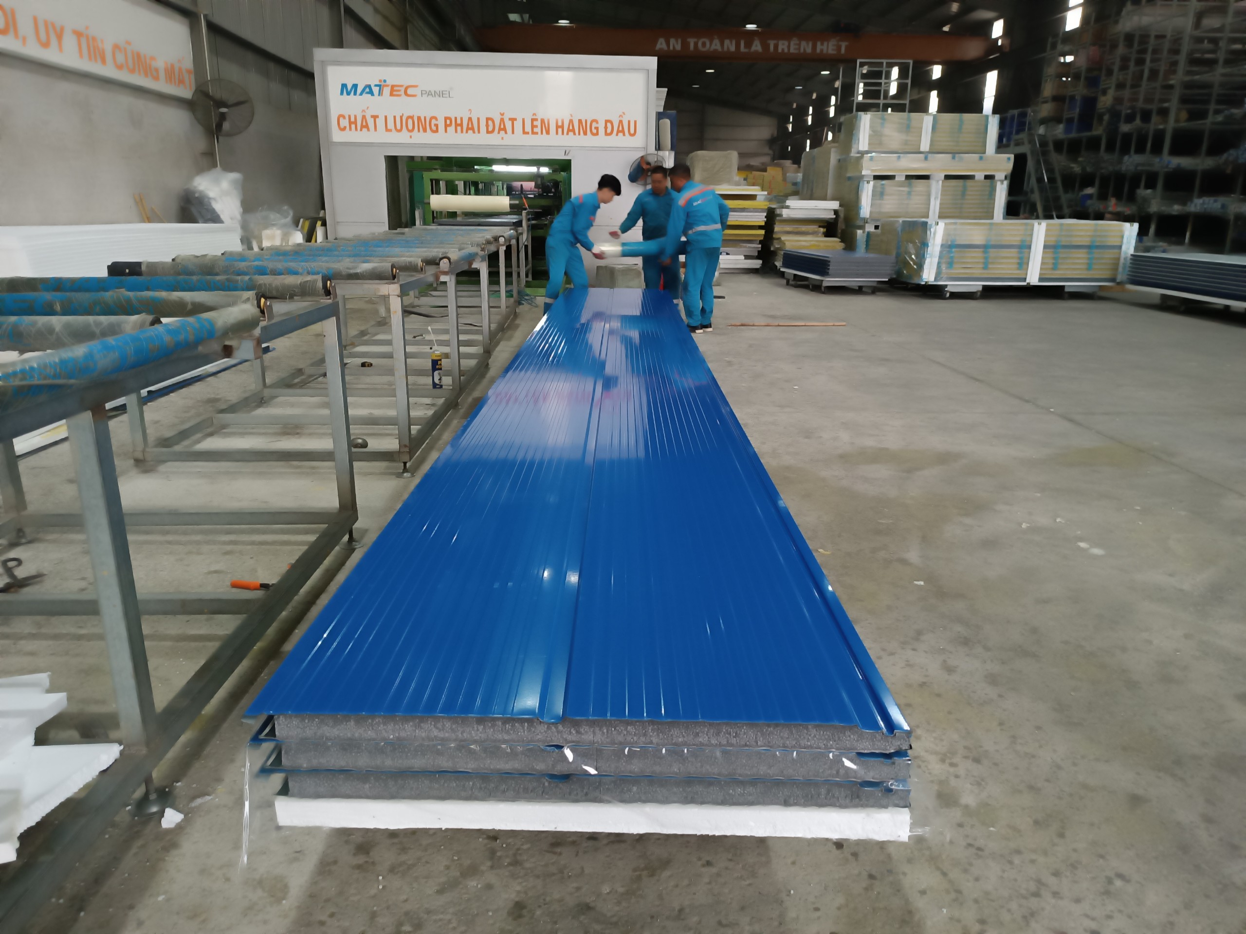 Sản xuất vách panel màu xanh dương giá từ 158K/m2