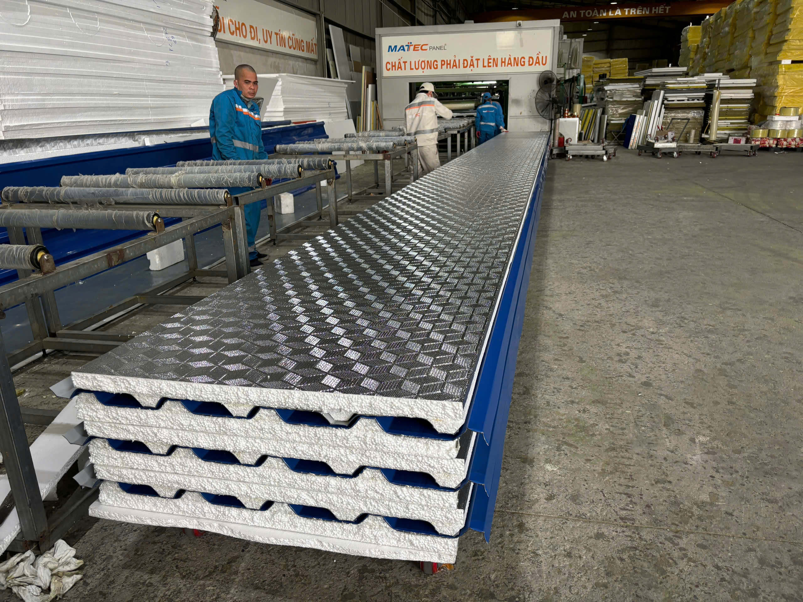 Tấm panel mái giấy bạc chỉ từ 125k màu xanh dương